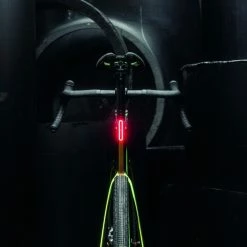 Supernova - Feu Arrière TL3 PRO Avec Feu Stop Et Signal De Freinage D'urgence -Monkeylink Soldes supernova feu arriere tl3 pro 2 3840x2160